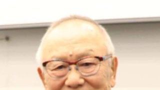 【東京六大学】明大OBで元大洋の土井淳氏(91)が始球式「6大学が原点」　雨の神宮沸かせる